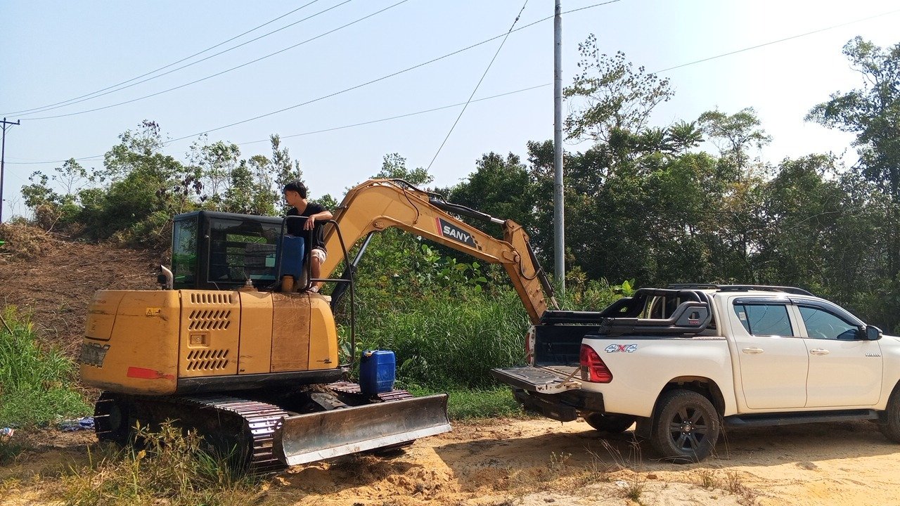 Excavator dan Hilux PT BSV Marcela Groups